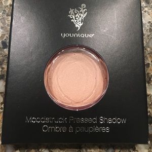 Younique Powdered Shadow-Discreet